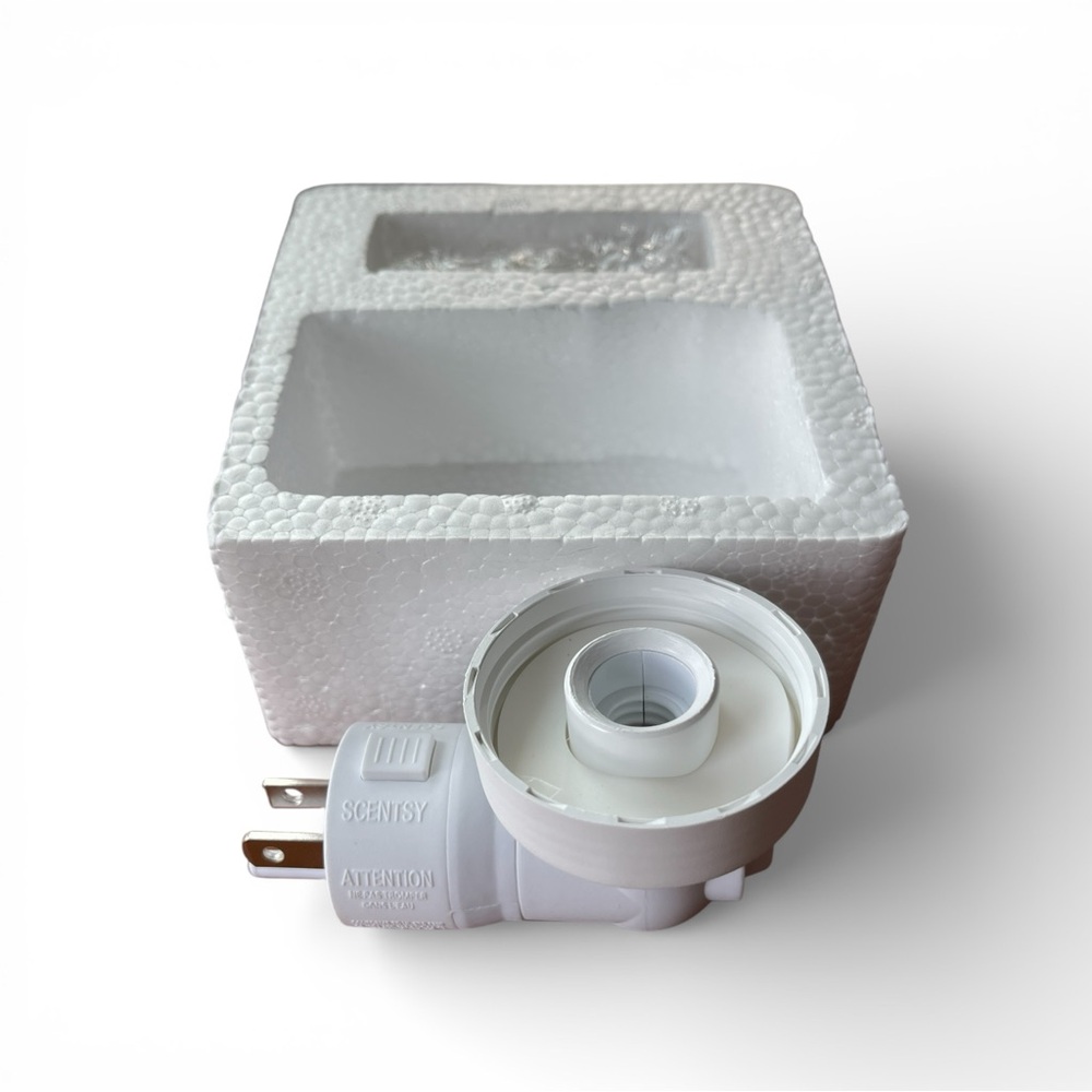 Scentsy Plug In Midnight Blue Wax Warmer Floral Iridescent Glass Night Light NIB - Picture 6 of 7